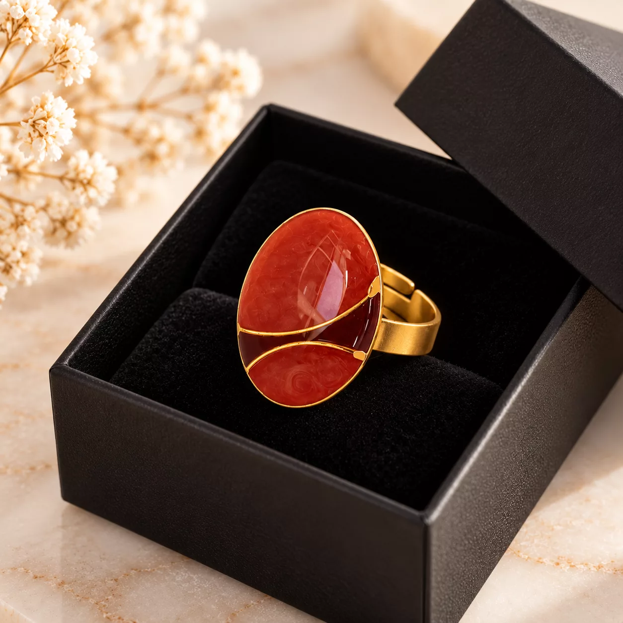 Bague Sienne aux courbes dorées présentée dans sa boîte cadeau noire
