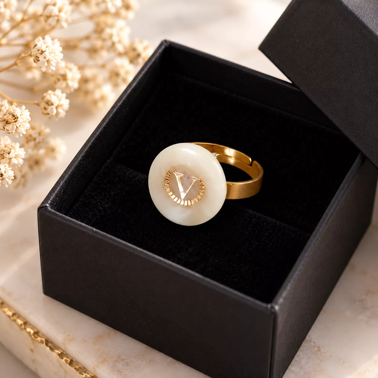 Bague Valentine présentée dans sa boîte cadeau noire