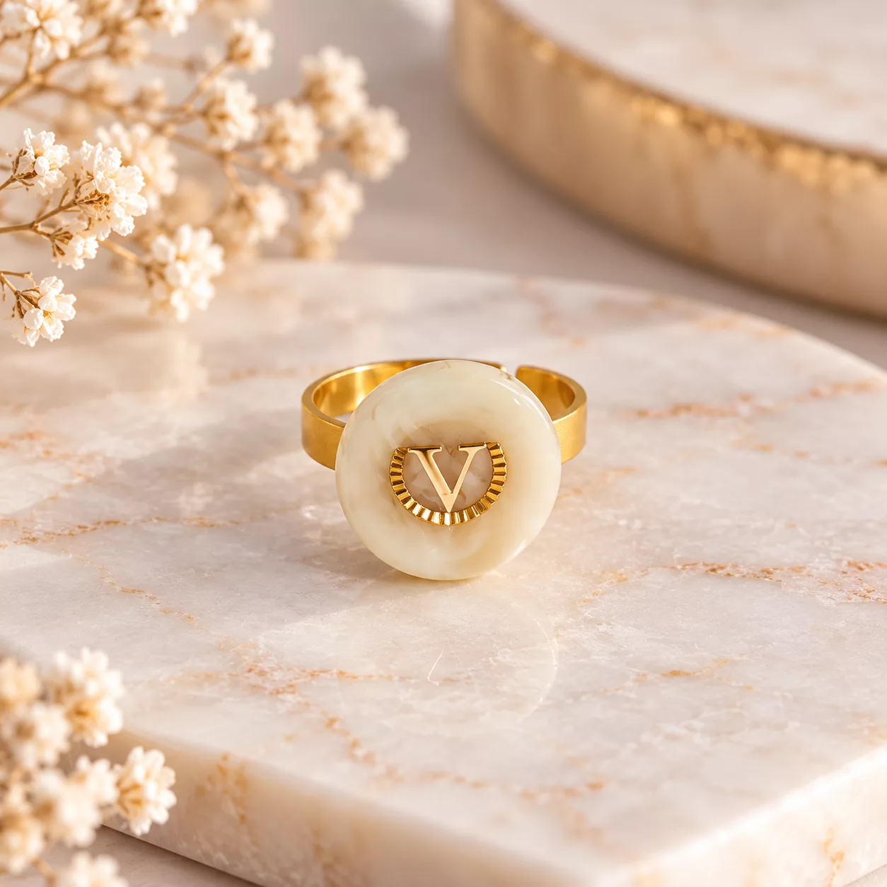 Vue de face de la bague Valentine et de son ancien bouton haute couture ivoire et doré