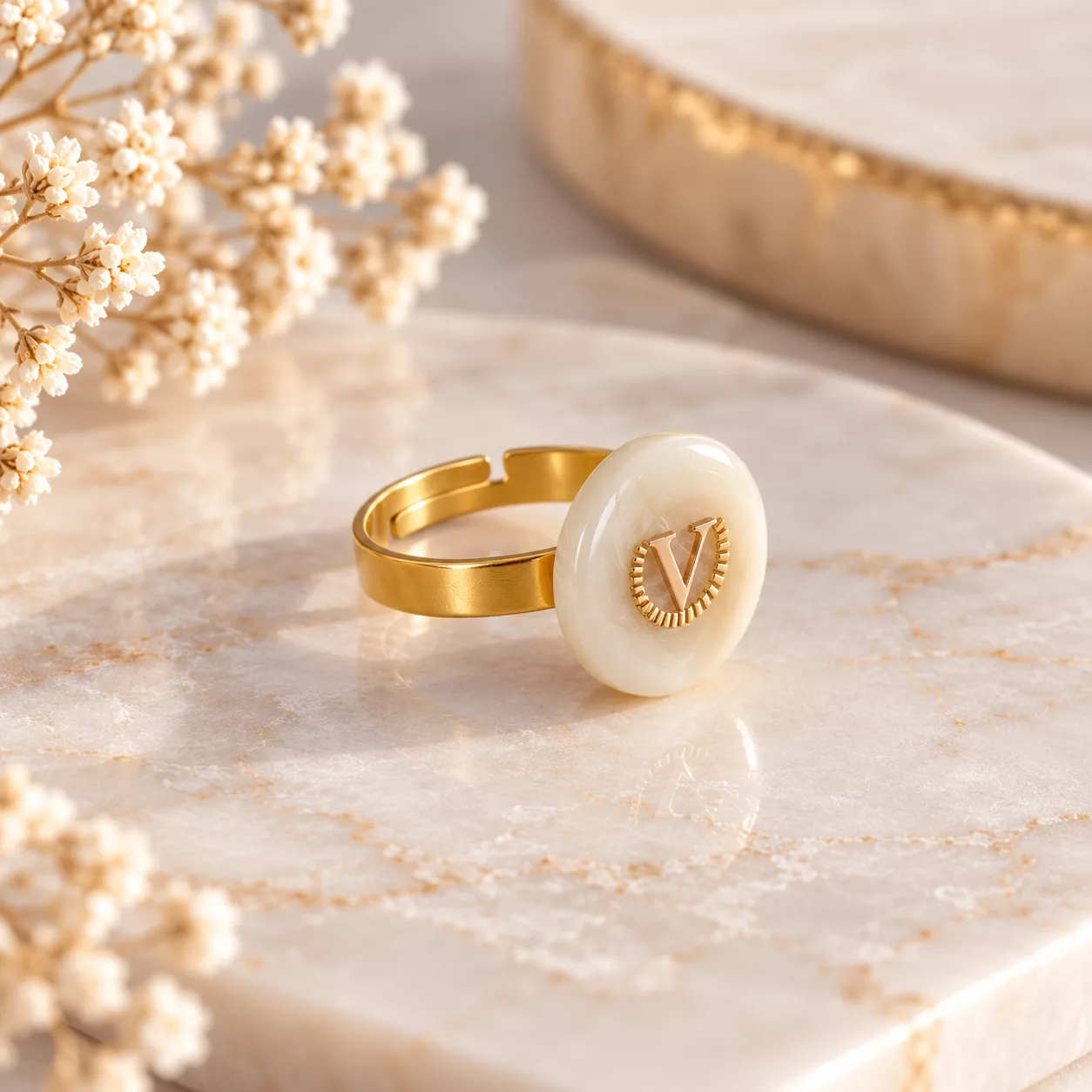 Vue de profil de la bague Valentine avec bouton ivoire et support doré
