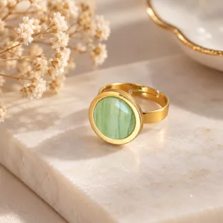 Bague vert anis et dorée Pistache créée à partir d'un ancien bouton marbré