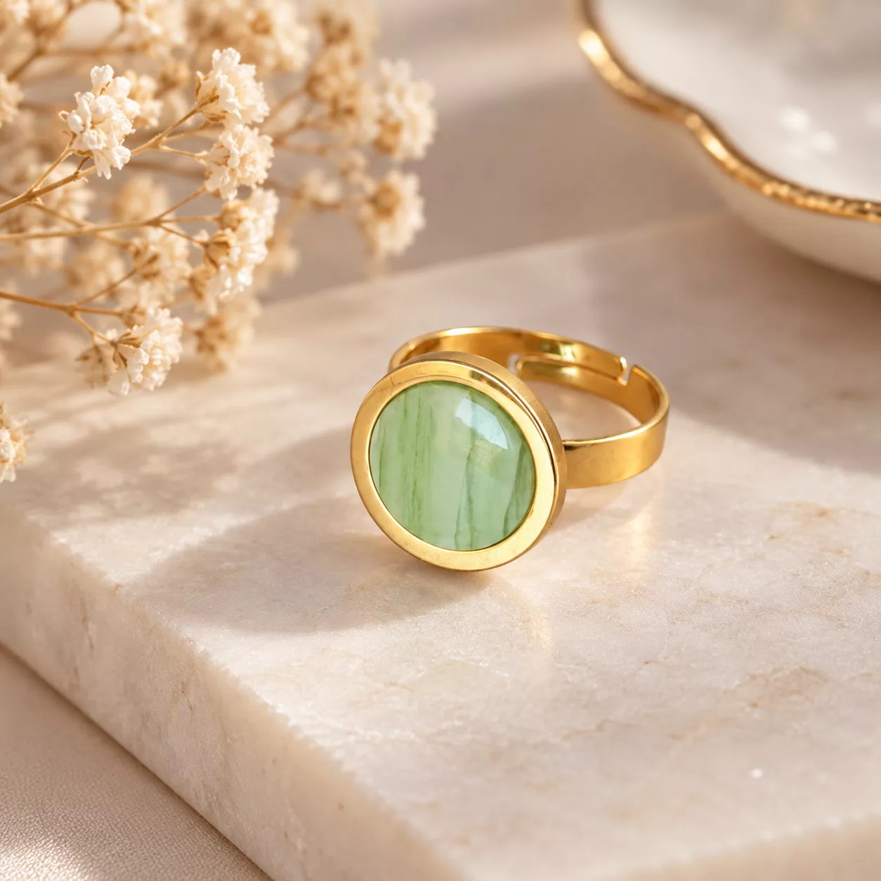 Bague vert anis et dorée Pistache créée à partir d'un ancien bouton marbré