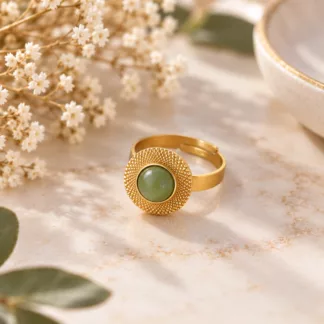 Bague vert olive et dorée Olivia créée à partir d'un ancien bouton vintage