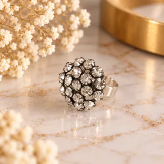 Bague vintage à strass Astrée avec motif rond bombé et strass transparents scintillants