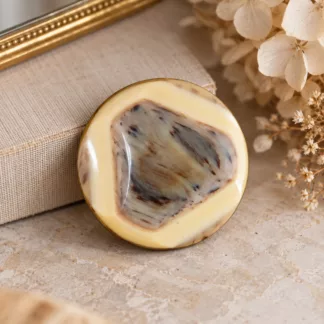 Broche beige et marron Sable d’Automne en ancien bouton