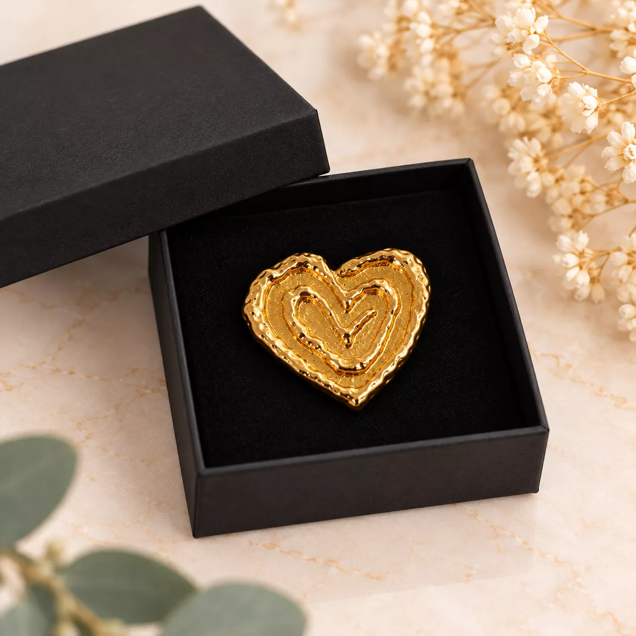 Broche cœur doré Cœur Graphique présentée dans une boîte cadeau noire