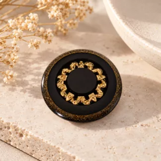 Broche marron et dorée Solstice créée à partir d'un ancien bouton en résine, avec rosace dorée