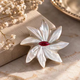 Broche en nacre Étoile de Nacre portée sur une veste noire