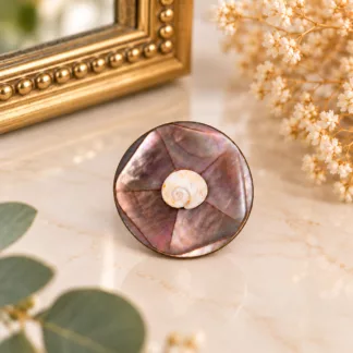 Broche Œil de Lucie créée à partir d’un ancien bouton en nacre