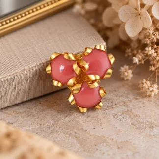 Broche rose et dorée Trio Poudré en ancien bouton