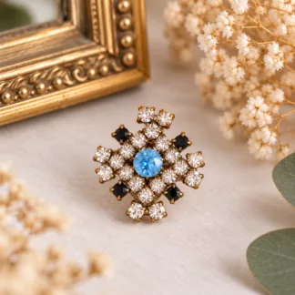 Broche à strass Éclats d’Azur en ancien bouton